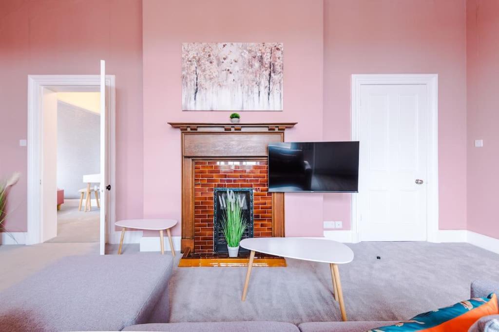 Pink Palace - Central Apartment Chester Buitenkant foto