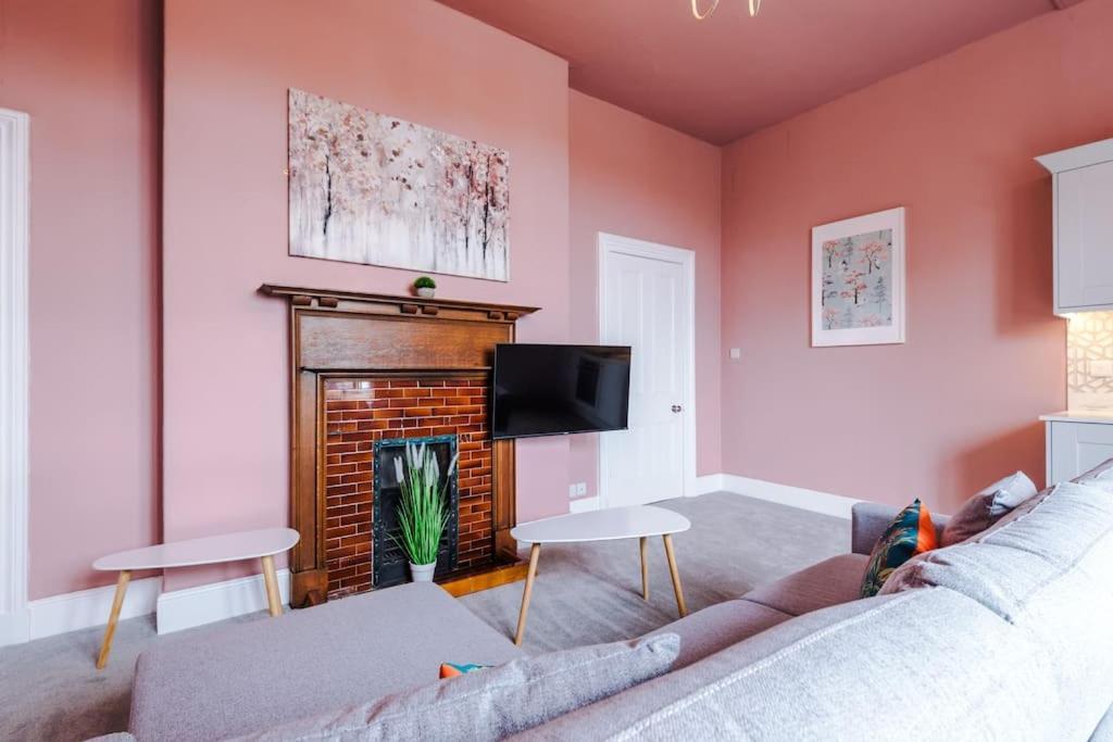 Pink Palace - Central Apartment Chester Buitenkant foto