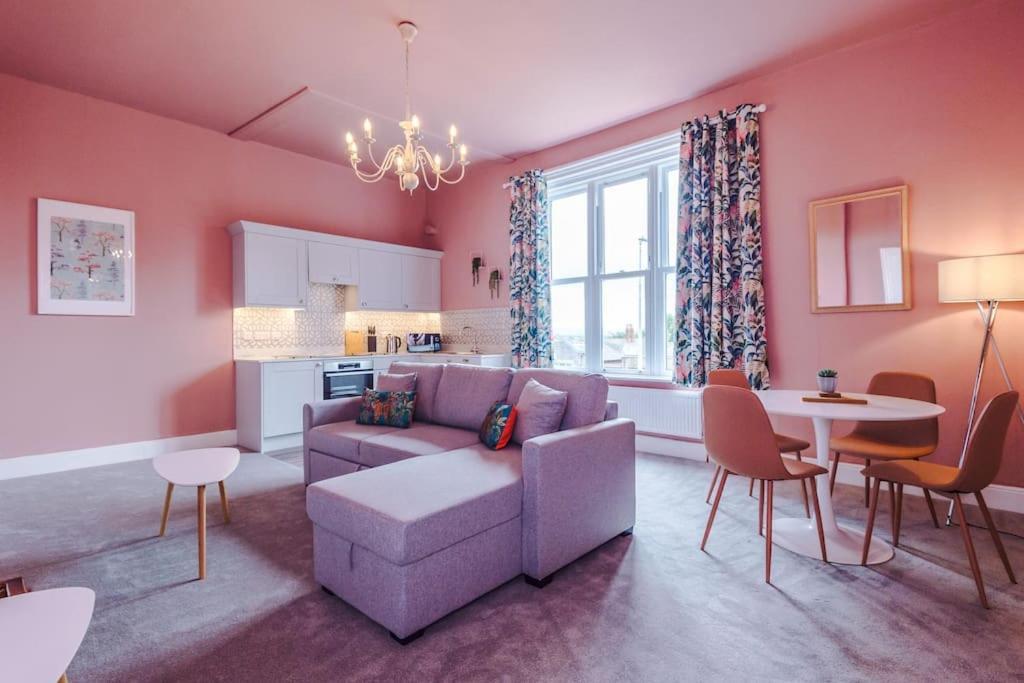 Pink Palace - Central Apartment Chester Buitenkant foto