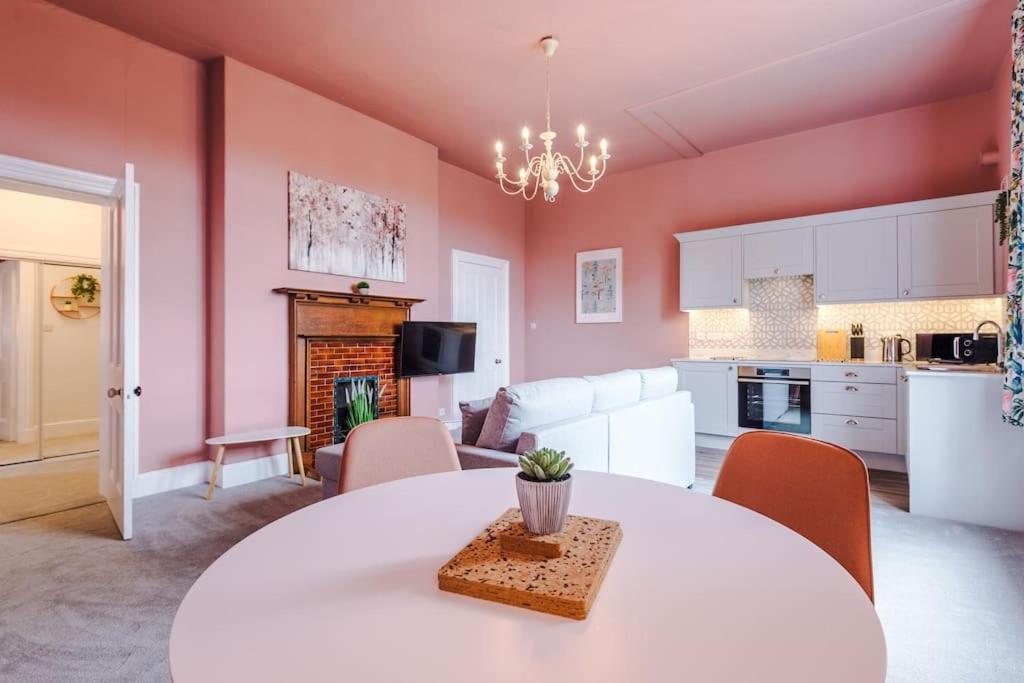 Pink Palace - Central Apartment Chester Buitenkant foto