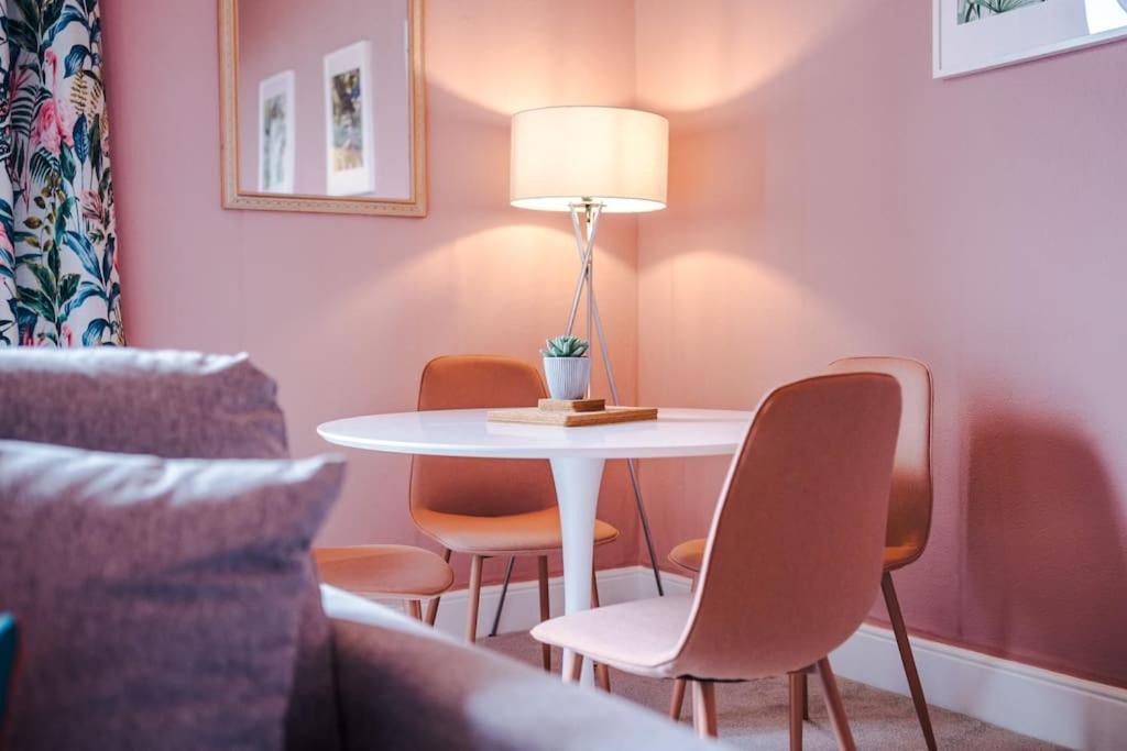 Pink Palace - Central Apartment Chester Buitenkant foto