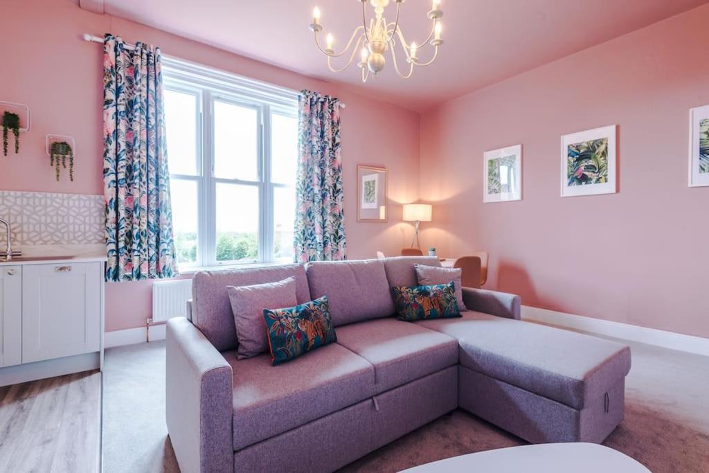 Pink Palace - Central Apartment Chester Buitenkant foto