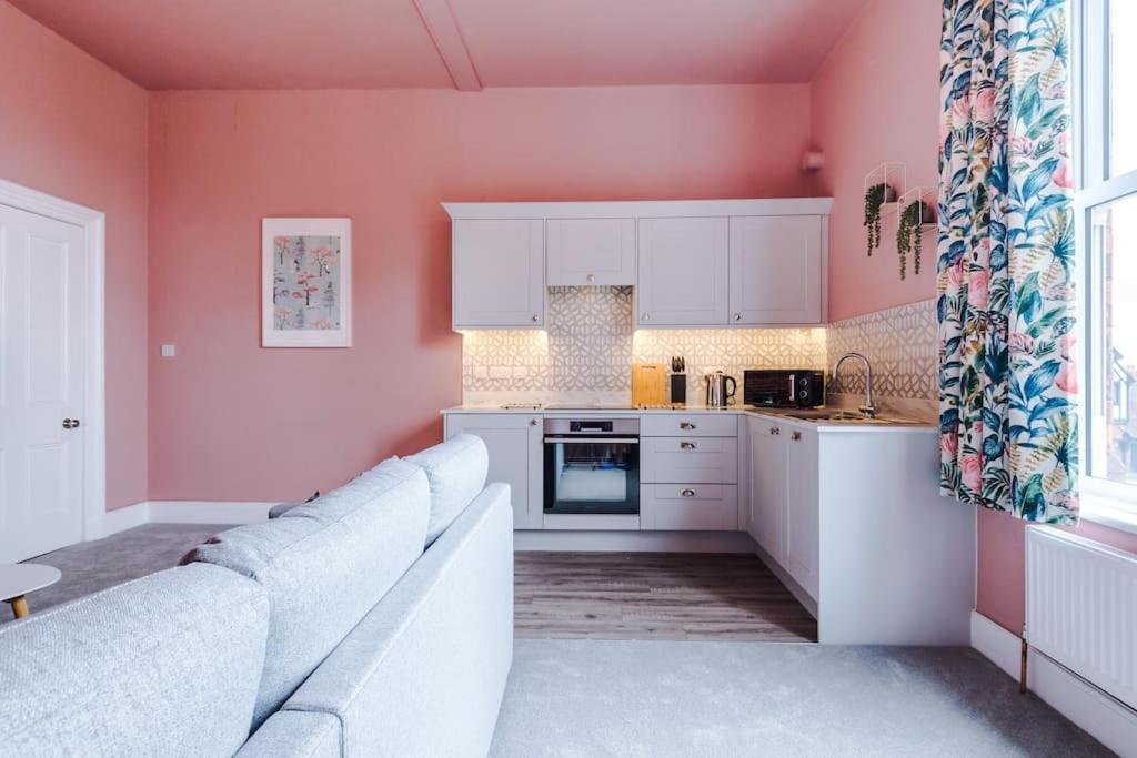 Pink Palace - Central Apartment Chester Buitenkant foto