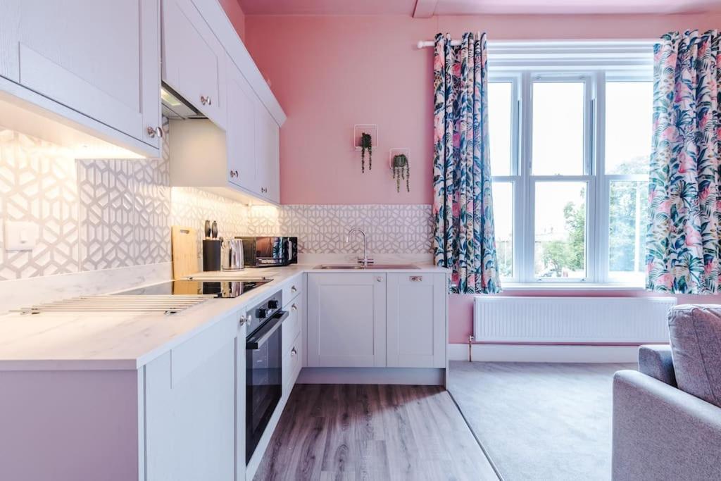 Pink Palace - Central Apartment Chester Buitenkant foto