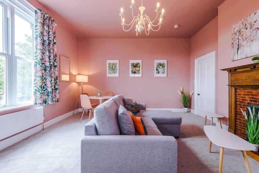 Pink Palace - Central Apartment Chester Buitenkant foto