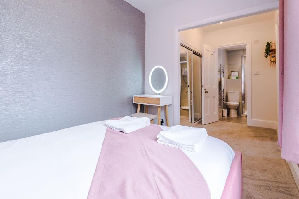 Pink Palace - Central Apartment Chester Buitenkant foto