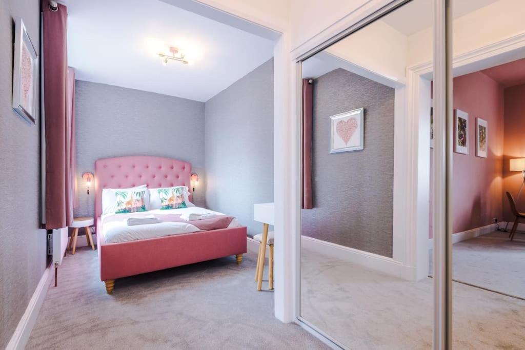 Pink Palace - Central Apartment Chester Buitenkant foto