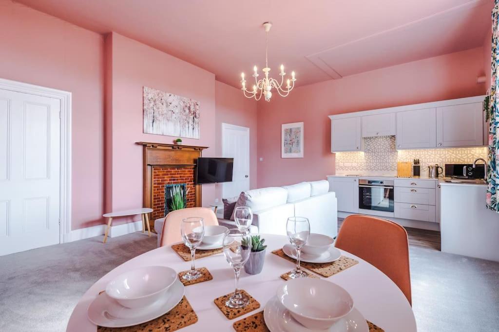 Pink Palace - Central Apartment Chester Buitenkant foto