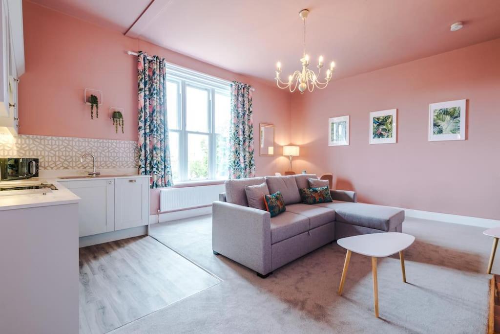 Pink Palace - Central Apartment Chester Buitenkant foto