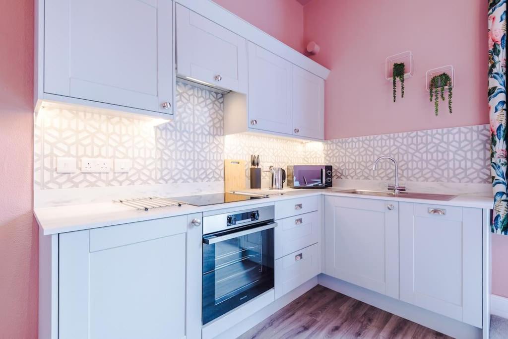 Pink Palace - Central Apartment Chester Buitenkant foto
