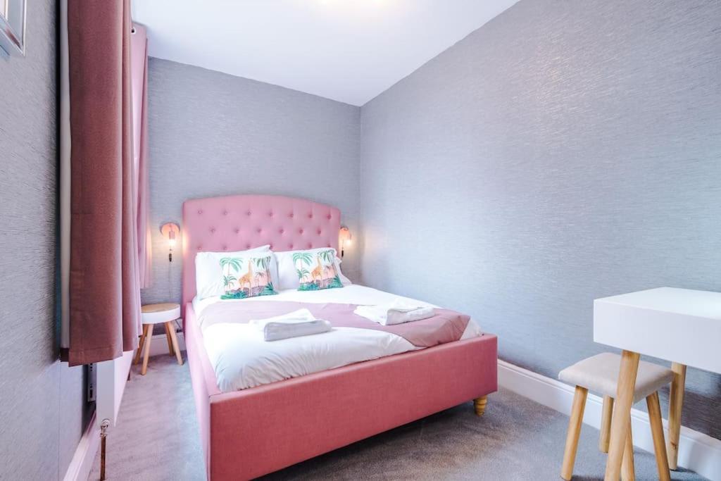 Pink Palace - Central Apartment Chester Buitenkant foto