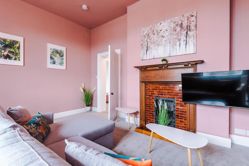Pink Palace - Central Apartment Chester Buitenkant foto