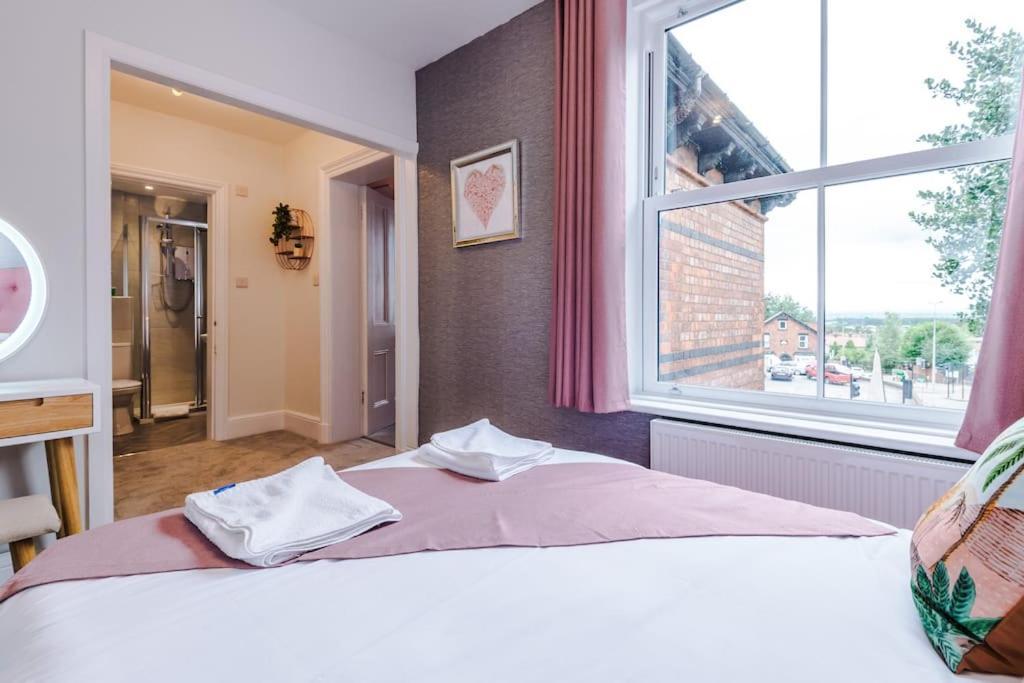 Pink Palace - Central Apartment Chester Buitenkant foto