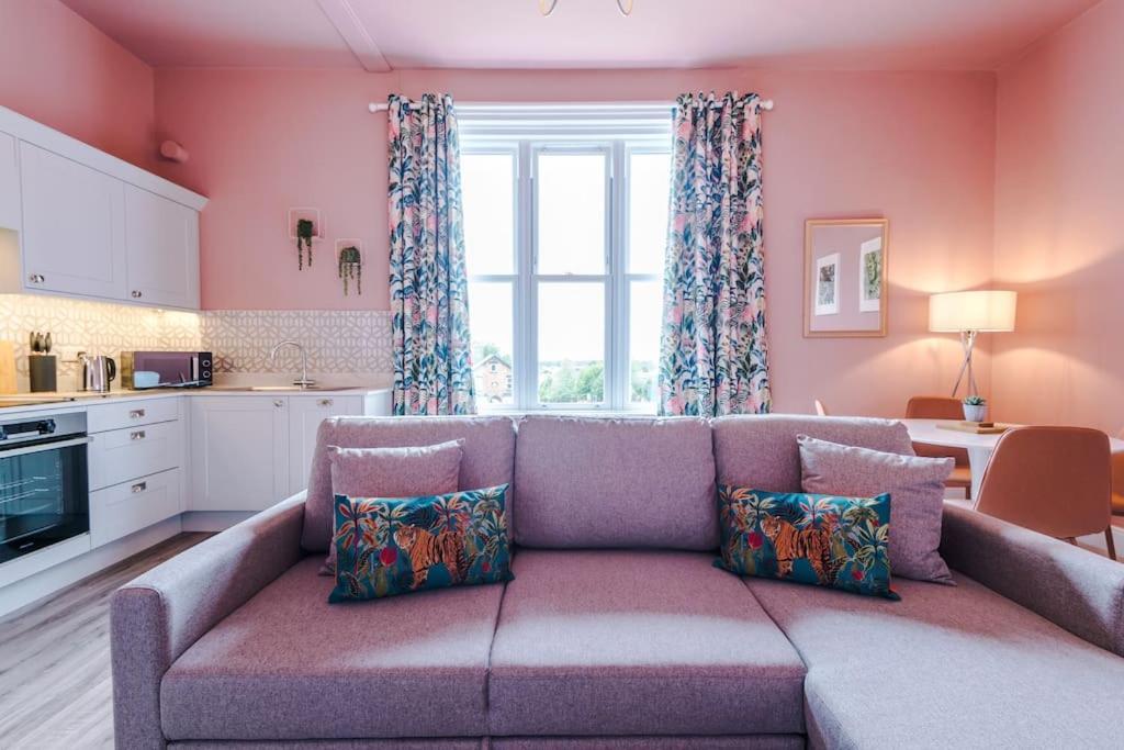 Pink Palace - Central Apartment Chester Buitenkant foto
