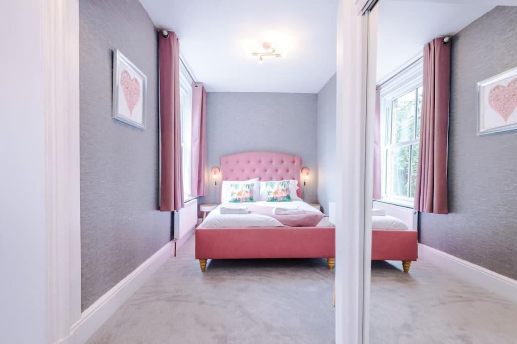 Pink Palace - Central Apartment Chester Buitenkant foto